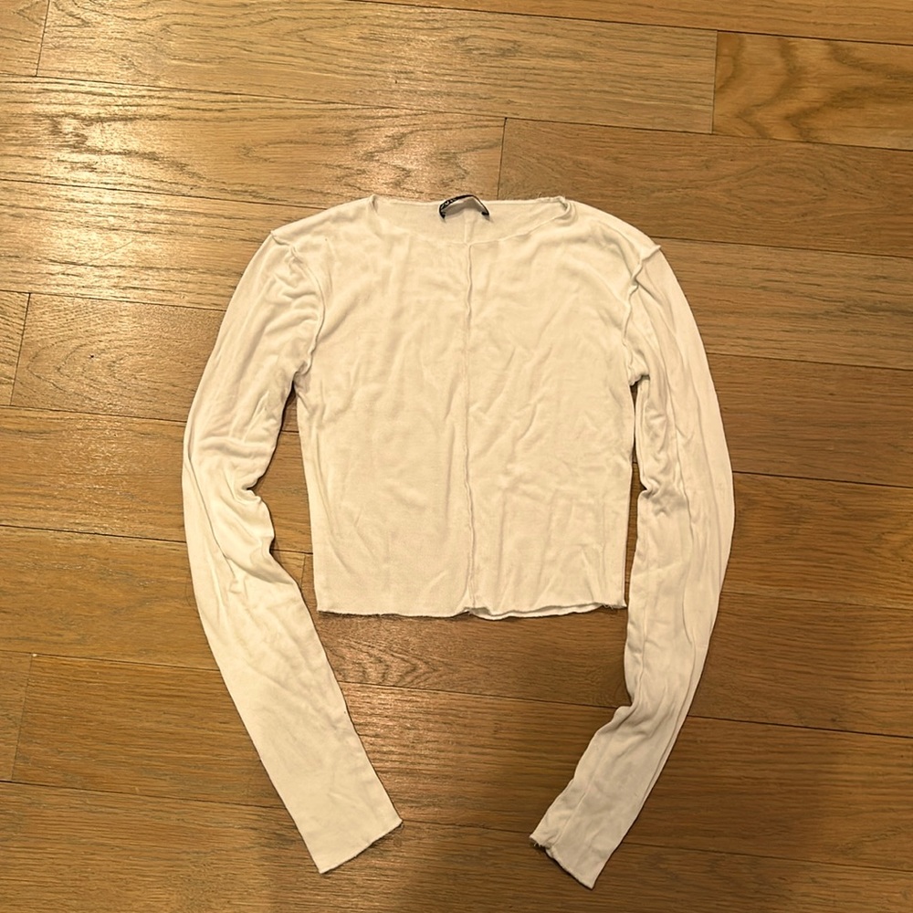 Cute white cropped long sleeve shirt.